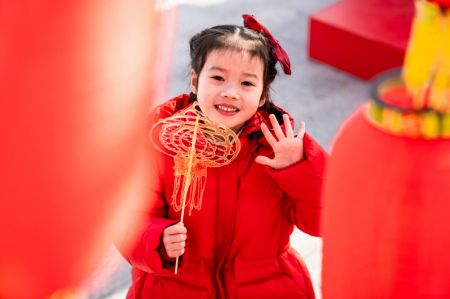 (miniature) Une petite fille dans un marché sur le thème de la fête du Printemps à Wuhan