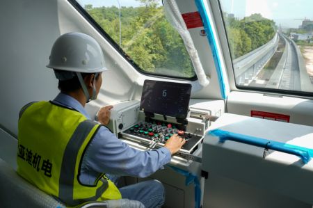 (miniature) Un ingénieur teste le système de pilotage automatique d'une rame BYD SkyShuttle lors d'un test de fonctionnement dans l'arrondissement de Bishan de la ville chinoise de Chongqing (sud-ouest)