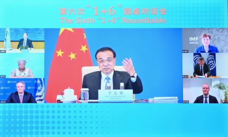 (miniature) Le Premier ministre chinois Li Keqiang tient la sixième Table ronde 1+6