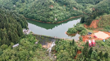 (miniature) Photo aérienne de secouristes évacuant l'eau d'une zone d'étang dans le district de Zhijin de la ville de Bijie