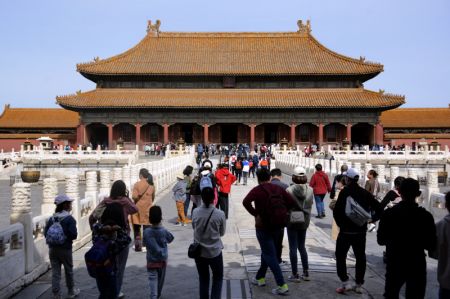 (miniature) Des touristes visitent le musée du Palais