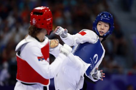 (miniature) La Chinoise Song Jie (à droite) affronte la Serbe Aleksandra Perisic lors de la demi-finale féminine de taekwondo 67kg aux Jeux olympiques de Paris 2024 à Paris