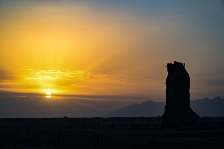 (miniature) Le tour de guet de Kizilgaha au coucher du soleil à Kuqa