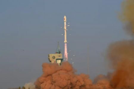 (miniature) Une fusée porteuse Longue Marche-4C transportant le satellite Gaofen-3 03 décolle du Centre de lancement de satellites de Jiuquan