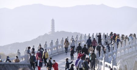 (miniature) Des touristes dans le Palais d'été à Beijing