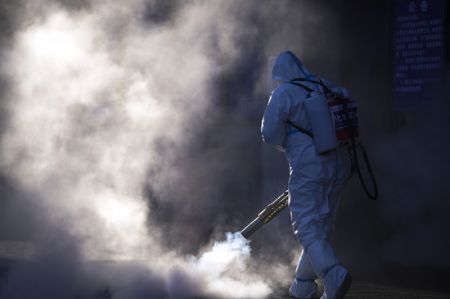(miniature) Un employ&eacute; d&eacute;sinfecte la place de la gare de Tonghua