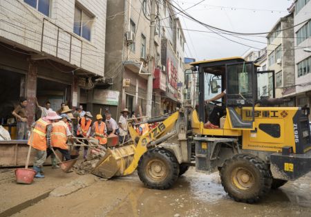(miniature) Des ouvriers du système sanitaire déblaient une rue dans le bourg de Xiangshuitan