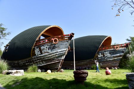 (miniature) Des résidences d'auberge transformées à partir de bateaux de pêche dans le complexe touristique de Shan Hai Tian