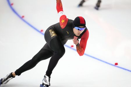 (miniature) Le Chinois Gao Tingyu lors de l'épreuve de patinage de vitesse 500m hommes sur l'Anneau national de patinage de vitesse