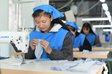 (miniature) Des ouvri&egrave;res fabriquent des v&ecirc;tements dans un atelier de confection destin&eacute; &agrave; la lutte contre la pauvret&eacute;