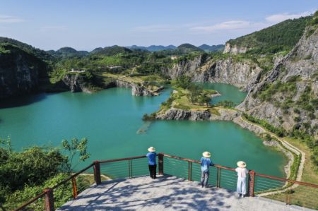 (miniature) Des touristes dans le parc minier du mont Tongluo dans le bourg de Shichuan à Yubei