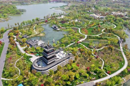 (miniature) Photo aérienne prise le 8 avril 2021 montrant l'Exposition internationale d'horticulture à Yangzhou