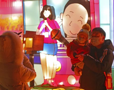 (miniature) Des personnes posent pour des photos lors d'une exposition de lanternes pour célébrer le Nouvel An lunaire chinois