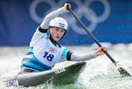 (miniature) Photo prise le 31 juillet 2024 montrant la Chinoise Huang Juan lors de la demi-finale du canoë-kayak slalom monoplace femmes aux Jeux olympiques de Paris 2024 à Vaires-sur-Marne