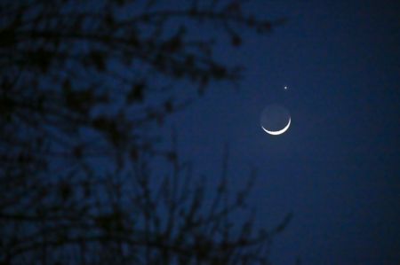 (miniature) Photo prise à Beijing de la planète Vénus et d'un croissant de lune