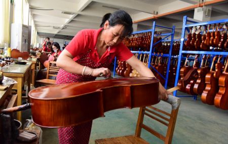 (miniature) Fabrication de violoncelles dans un atelier dans un parc industriel de production d'instruments de musique à Queshan