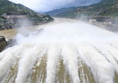 (miniature) La centrale hydroélectrique de Shuikou ouvre ses écluses pour lâcher de l'eau après des jours de pluies sur le cours supérieur de la rivière Minjiang dans le district de Minqing