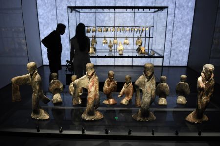 (miniature) Des gens visitent le Musée Qin Han du Musée d'histoire du Shaanxi