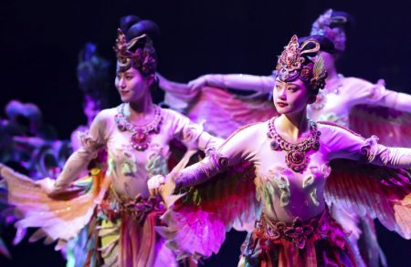 (miniature) Un spectacle de musique et de danse traditionnelles de Dunhuang est présenté à l'occasion de la 7e Exposition culturelle internationale sur la route de la Soie (Dunhuang)