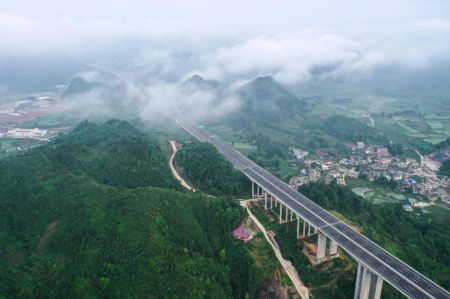 (miniature) Le grand pont de Shitouzhai sur l'autoroute Guiyang-Huangping