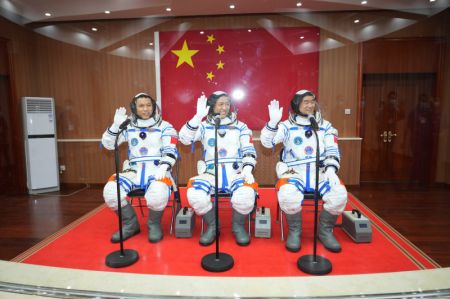 (miniature) Les astronautes Nie Haisheng (au centre)