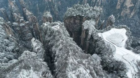 (miniature) Vue aérienne de la montagne Tianzi enneigée