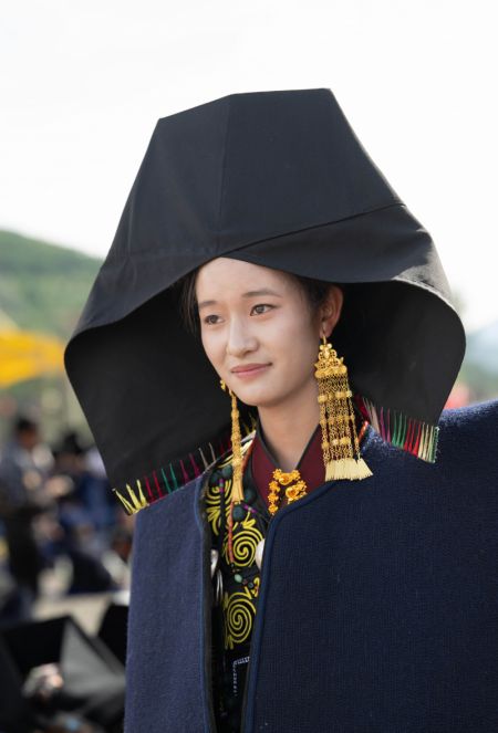 (miniature) Une femme vêtue d'un costume traditionnel de l'ethnie Yi aperçue dans le district de Butuo de la préfecture autonome Yi de Liangshan