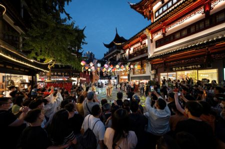 (miniature) Des gens assistent à un spectacle traditionnel au centre commercial Yuyuan Garden