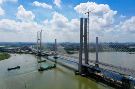 (miniature) Vue aérienne du site d'installation de la dernière poutre-caisson en acier d'un grand pont ferroviaire à haubans sur la rivière Xijiang