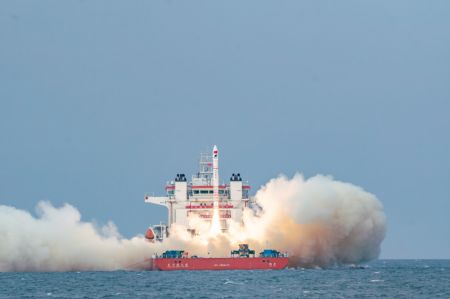 (miniature) Une variante maritime de la fusée commerciale CERES-1 transportant un groupe de quatre satellites décolle des eaux entourant la province chinoise du Shandong (est)