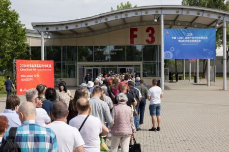 (miniature) Des gens font la queue à l'entrée de la China Brand Fair 2024