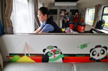 (miniature) Des hôtesses préparent un train Panda à Guiyang