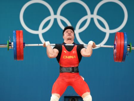 (miniature) Photo prise le 7 août 2024 montrant le Chinois Li Fabin lors de l'épreuve masculine d'haltérophilie des 61 kg aux Jeux olympiques de Paris 2024 à Paris