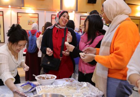 (miniature) Des étudiants égyptiens apprennent à faire des jiaozi (raviolis chinois) lors d'un événement culturel organisé à l'approche de la fête du Printemps au Centre culturel chinois du Caire
