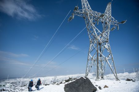 (miniature) Des employ&eacute;s du bureau local d'approvisionnement en &eacute;lectricit&eacute; patrouillent &agrave; Liupanshui