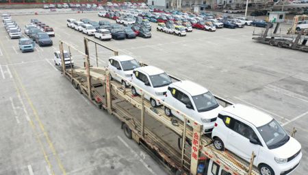 (miniature) Photo aérienne prise le 8 mars 2021 montrant des véhicules à énergie nouvelle dans un parc logistique à Liuzhou