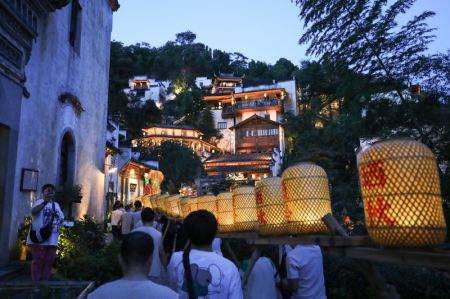 (miniature) Des touristes visitent le village de Huangling du district de Wuyuan