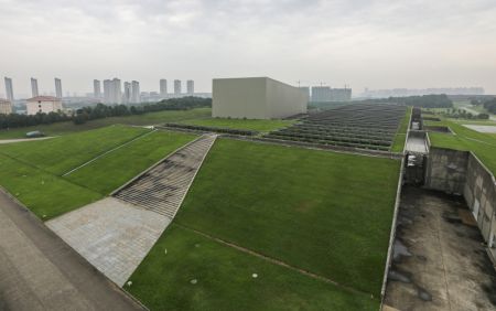 (miniature) Photo d'un atelier dont le toit est équipé de panneaux photovoltaïques dans la vallée médicinale de Jiangzhong