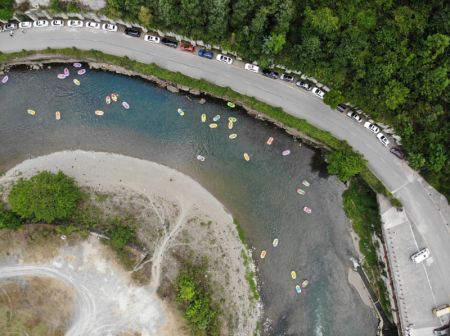 (miniature) Des touristes descendent une rivière sur des canots dans la zone touristique du grand canyon de Nanjiang