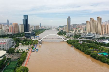 (miniature) La photo montre une section du fleuve Jaune à Lanzhou