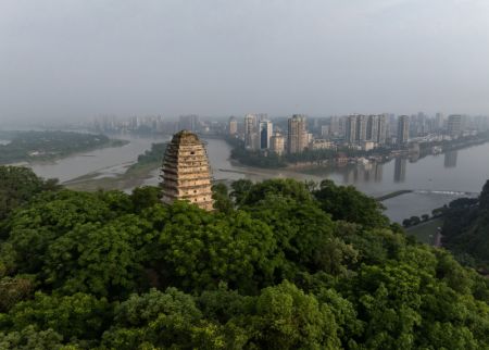 (miniature) La ville de Leshan vue de la zone touristique du grand Bouddha de Leshan