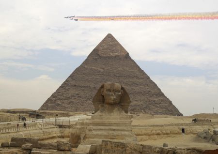 (miniature) Des chasseurs furtifs J-10 appartenant à l'équipe de voltige aérienne Bayi volent au-dessous du site des pyramides de Gizeh en Egypte