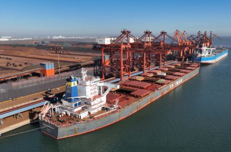 (miniature) Photo aérienne de navires dans un terminal pour le minerai du port de Tangshan
