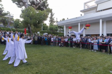 (miniature) Des personnes assistent à un spectacle de kung-fu à l'ambassade de Chine à Athènes