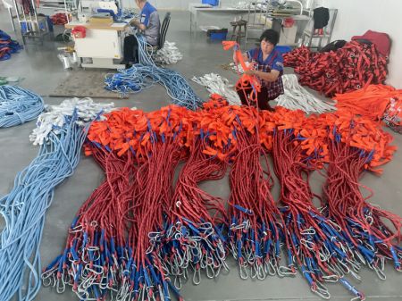 (miniature) Des travailleurs fabriquent des harnais dans un atelier d'une entreprise du bourg de Lizhuang