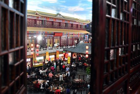 (miniature) Des touristes dégustent des spécialités locales dans la zone touristique de Xiao Song City à Kaifeng