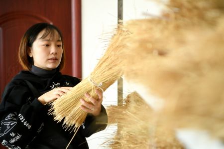 (miniature) Une villageoise prépare les matériaux nécessaires à la fabrication de balais dans le village de Xiongying du bourg de Qiuzhuang à Langfang