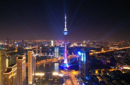 (miniature) Photo aérienne d'un monument illuminé en hommage aux personnes participant aux efforts de lutte contre la dernière résurgence de la COVID-19 à Tianjin