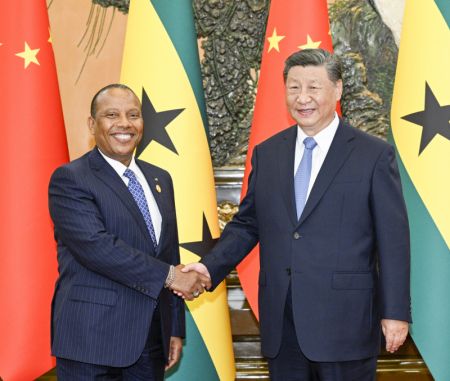 (miniature) Le président chinois Xi Jinping rencontre le Premier ministre de Sao Tomé-et-Principe Patrice Trovoada