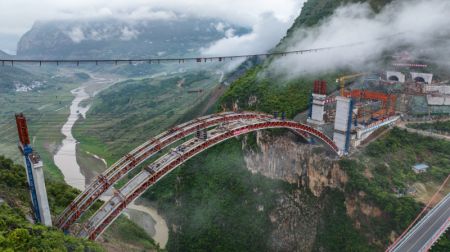 (miniature) Photo aérienne du chantier du grand pont de Wumengshan sur l'autoroute Nayong-Qinglong